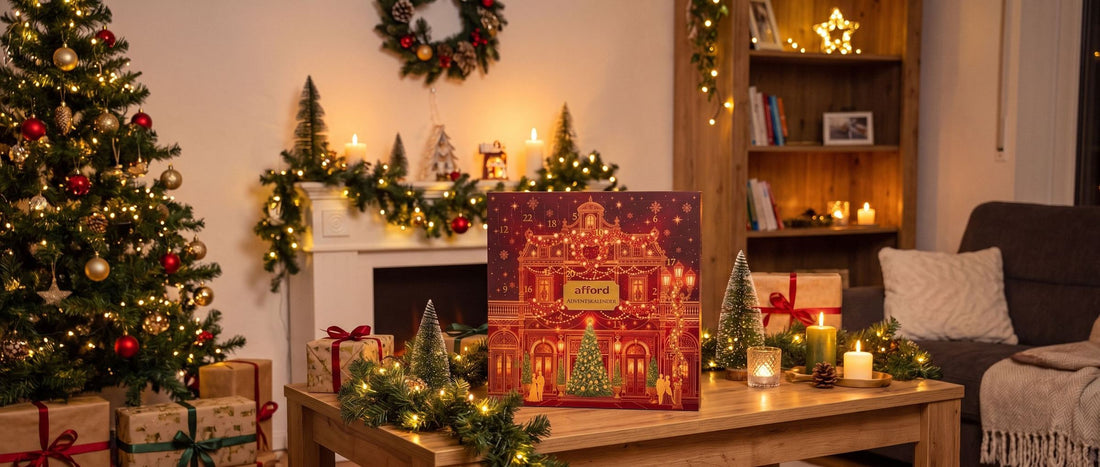 Der Adventskalender im Wohnzimmer zwischen Kerzen, Geschenken und Weihnachtsbaum
