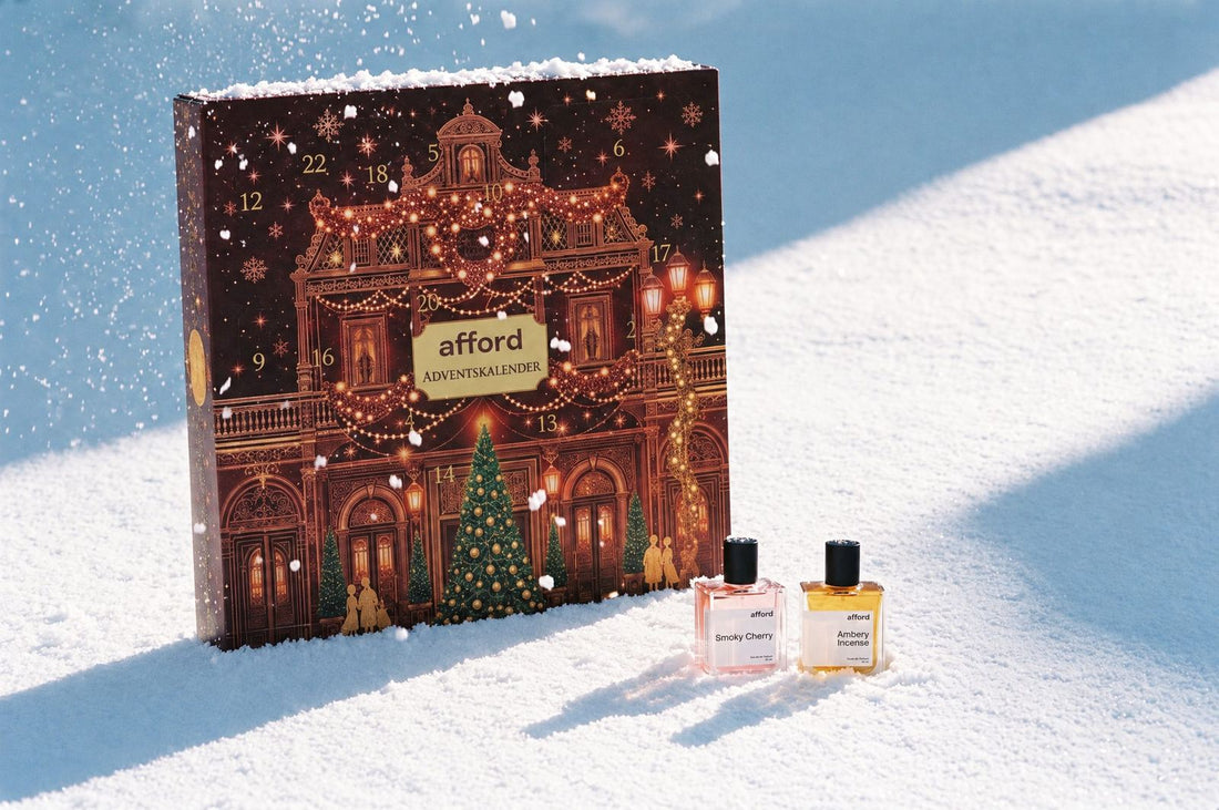 Der Adventskalender im Schnee, daneben zwei Flakons