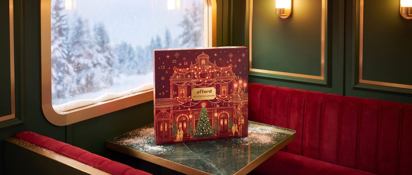 Der Afford Adventskalender auf einem Marmortisch im Café, draußen Schnee